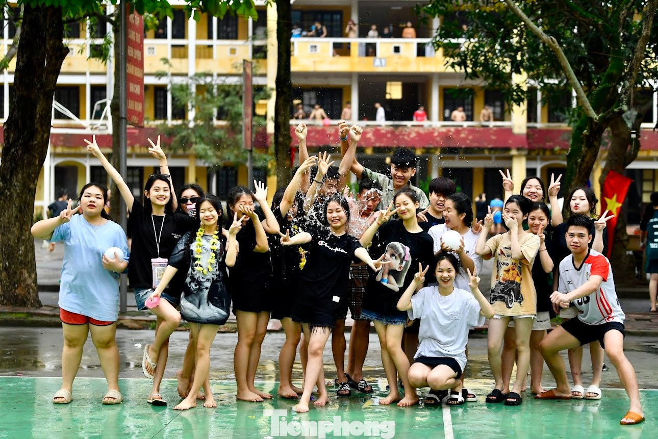 Tục té nước trong ngày Tết cổ truyền Bunpimay của Lào với nét đặc trưng là trong những ngày này dù người lạ hay quen, cũng đều được gia chủ tiếp đón ân cần như nhau và được thể hiện sự quý trọng bằng những ca nước dội lên khắp người khi đến thăm.