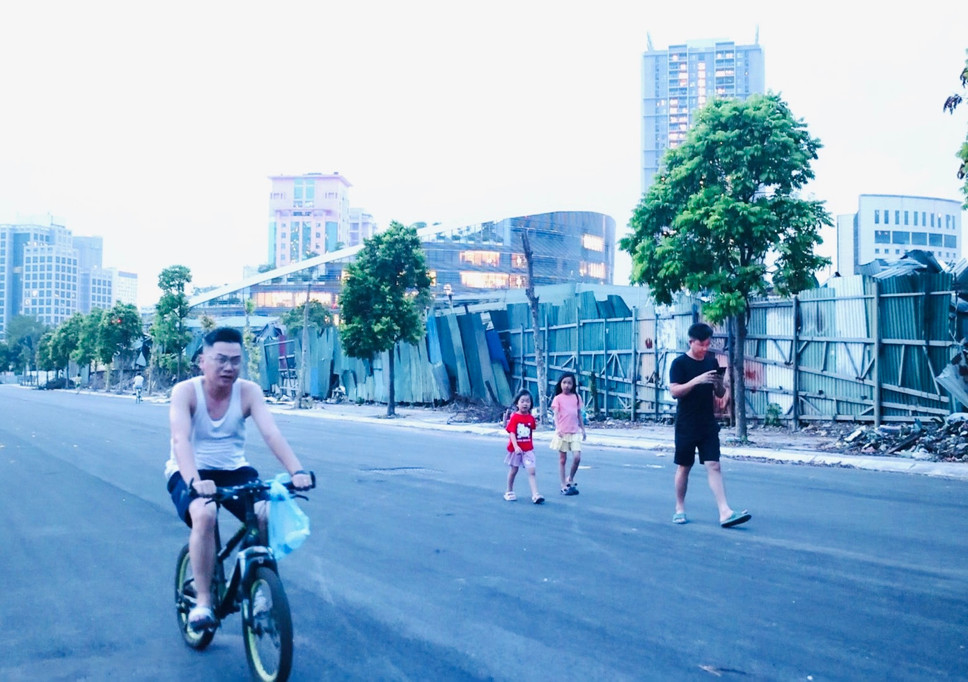 Bạn Thái Hưng ở Yên Hòa cho biết: "Hiện tại nghỉ hè chúng em thiếu địa điểm vui chơi, phải đá bóng ngay đường đi bên ngoài công viên, biết là nguy hiểm nhưng không có lựa chọn khác, mong dự án sớm đưa vào vận hành để có điểm vui chơi, luyện tập thể thao, tập thể dục được an toàn, trong lành".