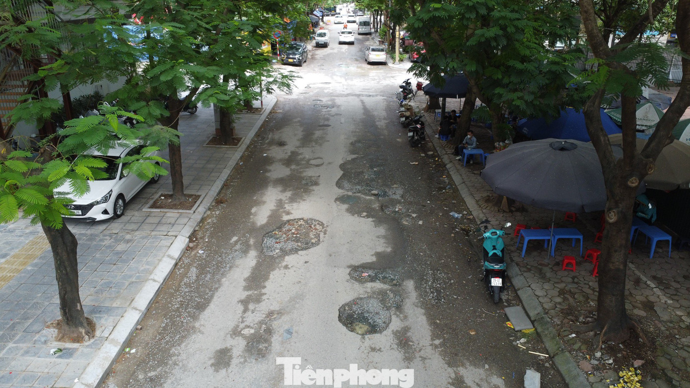 Theo phản ánh của người dân, từ nhiều năm nay con ngõ đã xuống cấp nghiêm trọng, với chi chít, "ổ voi, ổ gà" tiềm ẩn mất an toàn giao thông với người và phương tiện khi lưu thông qua đây. Theo phản ánh của người dân, từ nhiều năm nay con ngõ đã xuống cấp nghiêm trọng, với chi chít, "ổ voi, ổ gà" tiềm ẩn mất an toàn giao thông với người và phương tiện khi lưu thông qua đây.