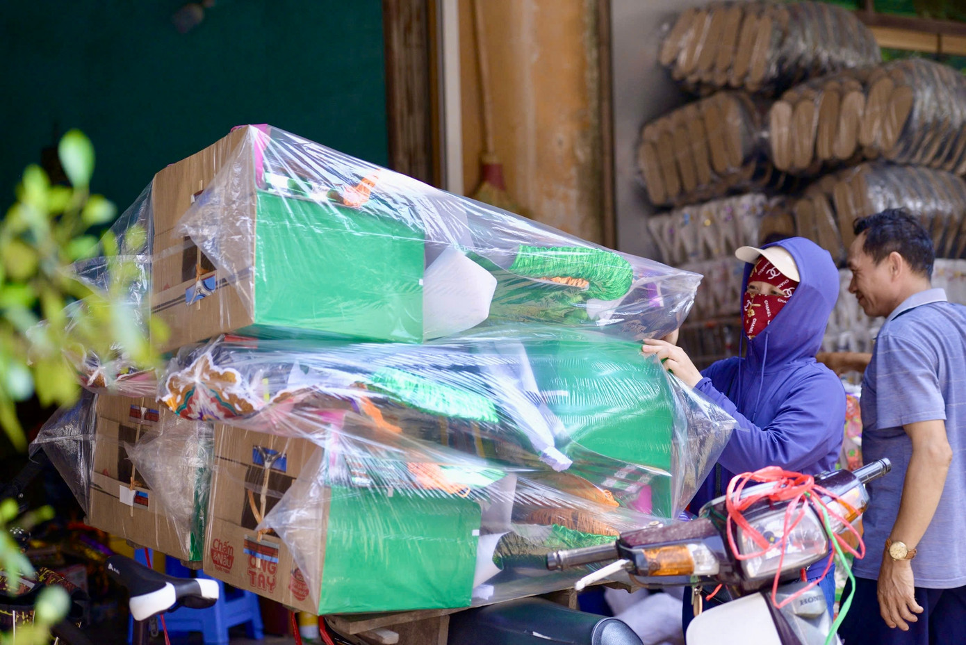 Những căn biệt thự, sản phẩm công nghệ luôn đắt hàng, giá từ vài chục nghìn tới vài triệu đồng tùy kích cỡ và số lượng. Những căn biệt thự, sản phẩm công nghệ luôn đắt hàng, giá từ vài chục nghìn tới vài triệu đồng tùy kích cỡ và số lượng.