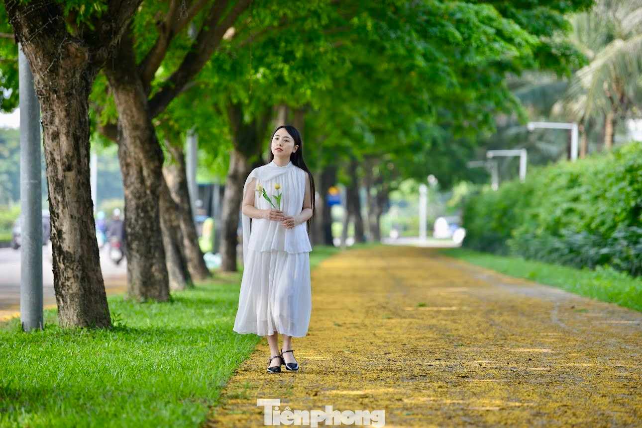 Hoa giáng hương nở rất nhanh, chỉ trong khoảng một tuần, nên nhân dịp nghỉ lễ, nhiều cư dân thủ đô và du khách đã tranh thủ dạo phố ngắm hoa và ghi lại những hình ảnh đáng nhớ trong mùa hoa tuyệt đẹp này.