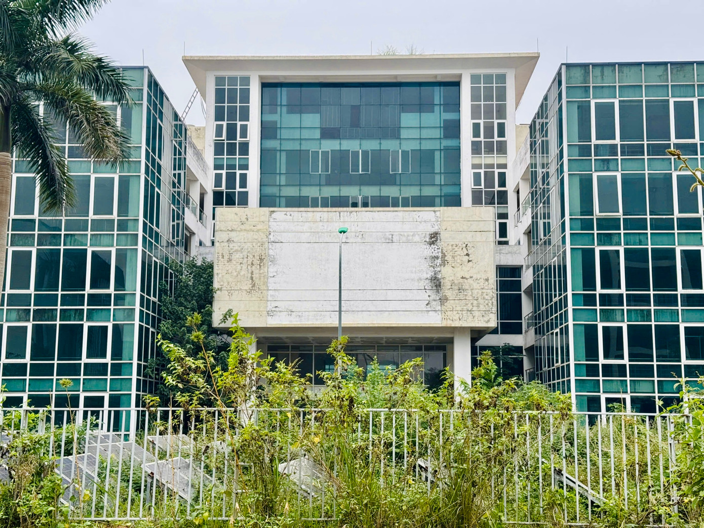 Qua ghi nhận thực tế của cơ quan chức năng, ở thời điểm hiện tại, các thiết bị thuộc Trung tâm đều đã xuống cấp, xung quanh các tòa nhà cỏ mọc um tùm. Qua ghi nhận thực tế của cơ quan chức năng, ở thời điểm hiện tại, các thiết bị thuộc Trung tâm đều đã xuống cấp, xung quanh các tòa nhà cỏ mọc um tùm.