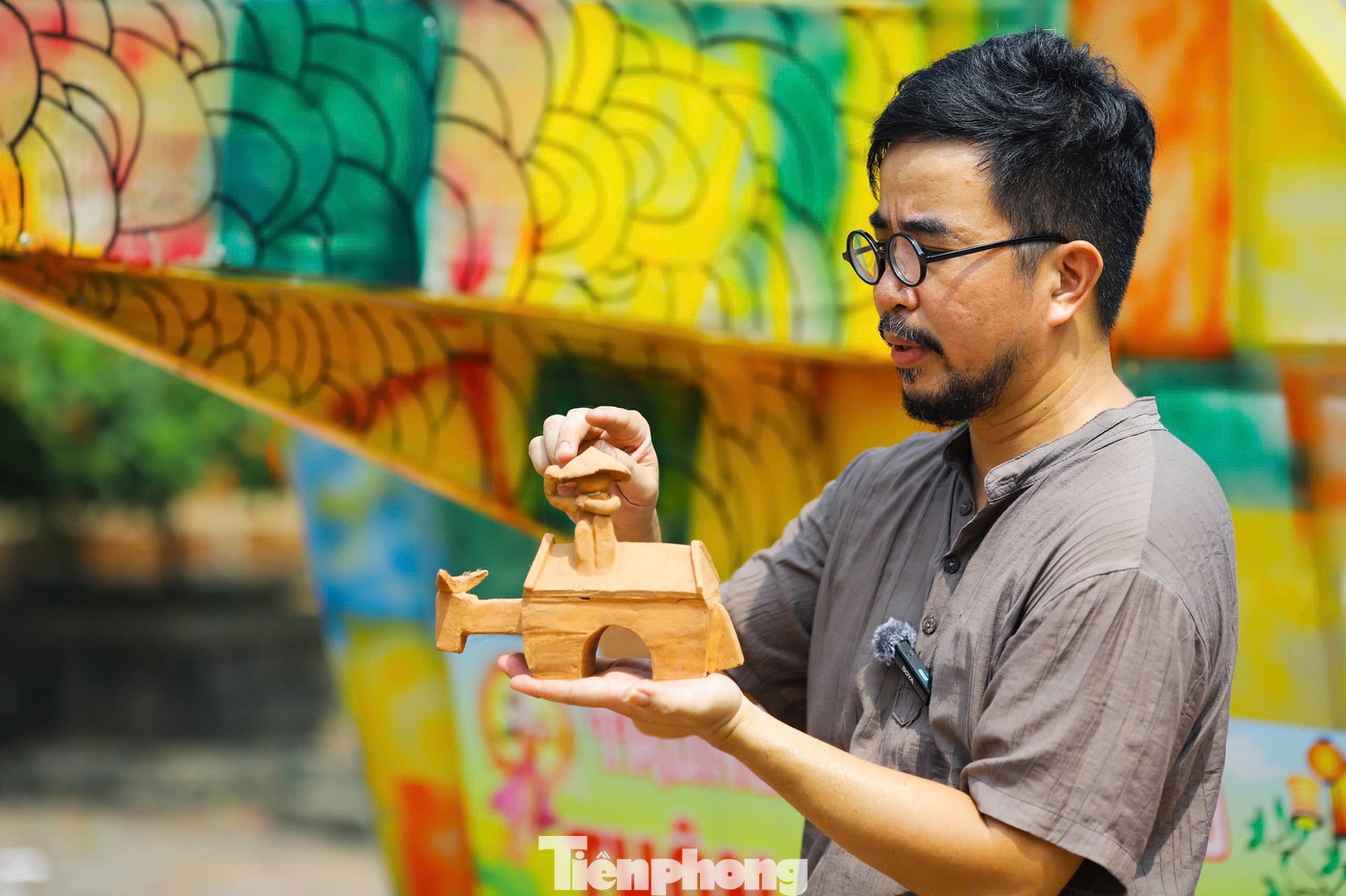 Chia sẻ với PV báo Tiền Phong, nghệ nhân Nguyễn Tấn Phát (thôn Mông Phụ, làng cổ Đường Lâm, Sơn Tây, Hà Nội) cho biết: “Con trâu được kết hợp với cổng làng quen thuộc là hình ảnh đặc trưng của làng cổ Đường Lâm. Trước đây, phần lớn người dân ở đây làm nông nghiệp vì thế hình ảnh con trâu đã khơi nguồn cảm hứng để làm ra sản phẩm ý nghĩa này. Sau 40 ngày miệt mài, tôi và người dân trong thôn Mông Phụ đã hoàn thiện mô hình trâu cổng làng ngũ sắc để tham gia dự thi trong dịp trung thu của làng cổ Đường Lâm". Chia sẻ với PV báo Tiền Phong, nghệ nhân Nguyễn Tấn Phát (thôn Mông Phụ, làng cổ Đường Lâm, Sơn Tây, Hà Nội) cho biết: “Con trâu được kết hợp với cổng làng quen thuộc là hình ảnh đặc trưng của làng cổ Đường Lâm. Trước đây, phần lớn người dân ở đây làm nông nghiệp vì thế hình ảnh con trâu đã khơi nguồn cảm hứng để làm ra sản phẩm ý nghĩa này. Sau 40 ngày miệt mài, tôi và người dân trong thôn Mông Phụ đã hoàn thiện mô hình trâu cổng làng ngũ sắc để tham gia dự thi trong dịp trung thu của làng cổ Đường Lâm".