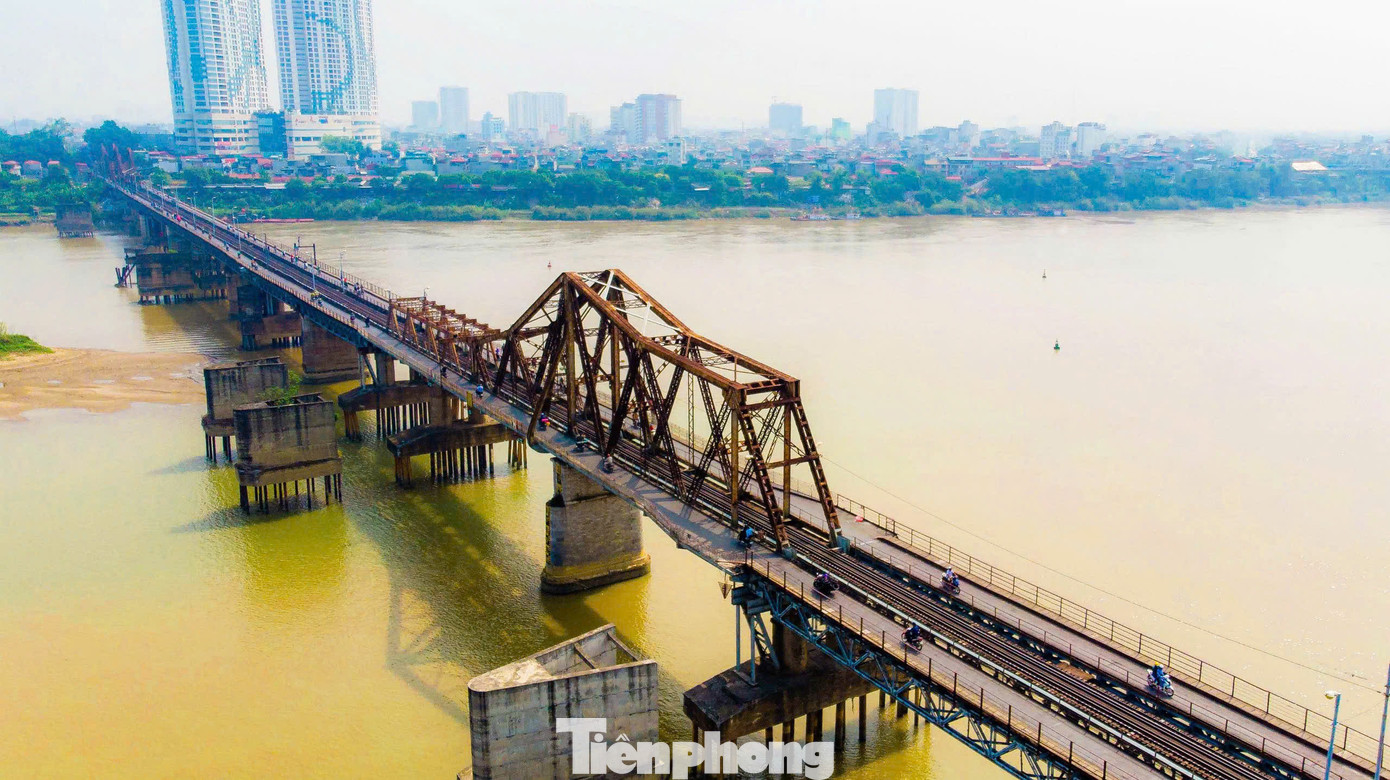 Cầu Long Biên đã tồn tại hơn 100 trăm qua và là “chứng nhân lịch sử” cho những cột mốc quan trọng của Thủ đô Hà Nội. 16h ngày 9/10/1954, những người lính Pháp cuối cùng đã rút qua cầu Long Biên, quân dân ta hoàn toàn kiểm soát Thủ đô. Sáng ngày 10/10/1954, Ủy ban Quân chính TP và các đơn vị quân đội nhân dân gồm có bộ binh, pháo binh, cao xạ, cơ giới… chia làm nhiều cánh lớn đã mở cuộc hành quân lịch sử tiến vào Hà Nội.