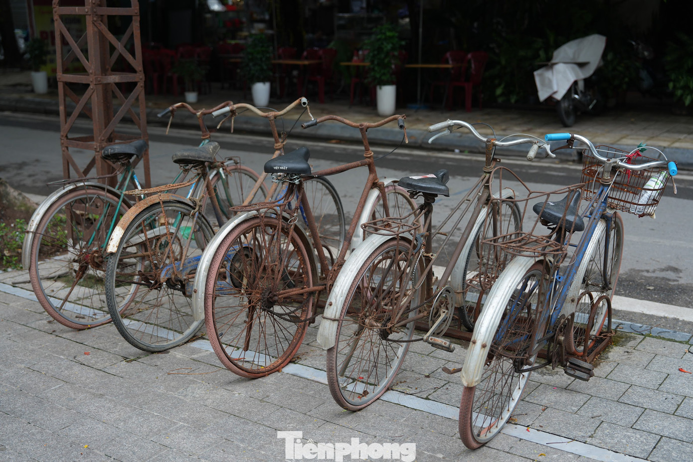 Dự án "Tuyến tàu điện số 6" được đặt tên dựa trên ý tưởng về một tuyến tàu điện tiếp nối sứ mệnh của hệ thống 5 tuyến tàu điện mặt đất của Hà Nội xưa, đã ngừng hoạt động từ năm 1991. Đây là một phần ký ức không thể quên của người dân Thủ đô sống ở thế kỷ trước. Một góc rất Hà Nội xưa với hình ảnh bảng tin, những chiếc xe đạp Phượng Hoàng 2 gióng, cây cột điện sắt nguyên bản...