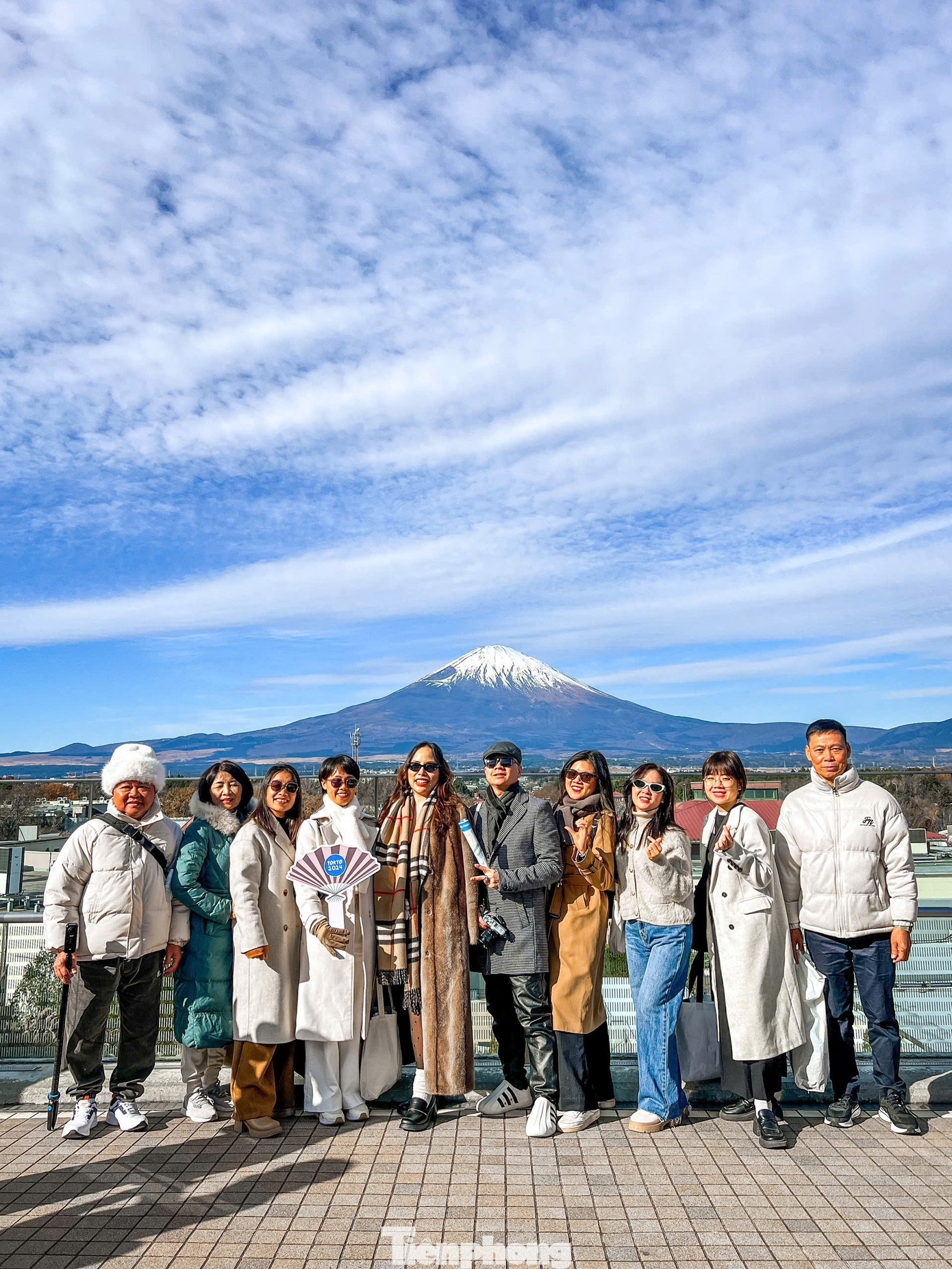 Anh Tuấn Anh, du khách người Việt có dịp đến ngắm cảnh chân núi Phú Sĩ cùng một nhóm bạn cho biết: "Tôi bị choáng ngợp bởi khung cảnh tuyệt đẹp nơi đây, chúng tôi lặn lội từ xa đến để chiêm ngưỡng vẻ đẹp hùng vĩ của núi Phú Sĩ dưới những tán lá cây đỏ tươi và không gian tĩnh lặng vào mùa thu".