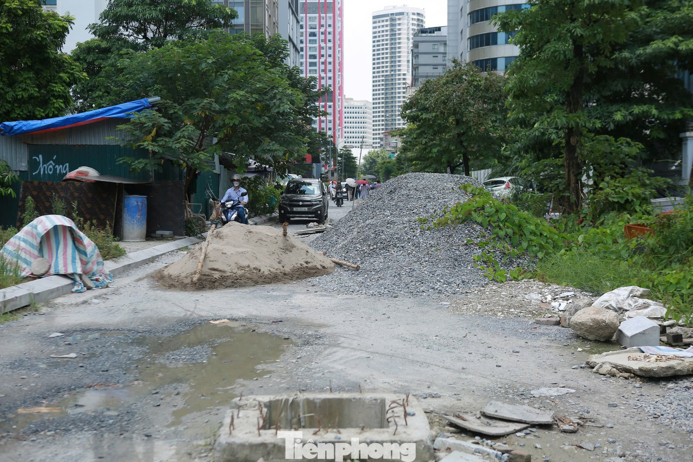 Suốt dọc tuyến đường này là sự ngổn ngang và nhếch nhác. Vật liệu xây dựng gây cản trở giao thông, còn những hạng mục dở dang đang trở thành những cái bẫy nguy hiểm cho người tham gia. Suốt dọc tuyến đường này là sự ngổn ngang và nhếch nhác. Vật liệu xây dựng gây cản trở giao thông, còn những hạng mục dở dang đang trở thành những cái bẫy nguy hiểm cho người tham gia.