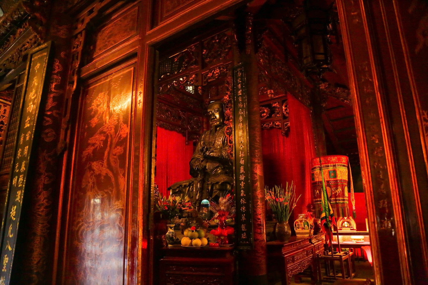 Trong đền còn lưu giữ nhiều bảo vật quốc gia.