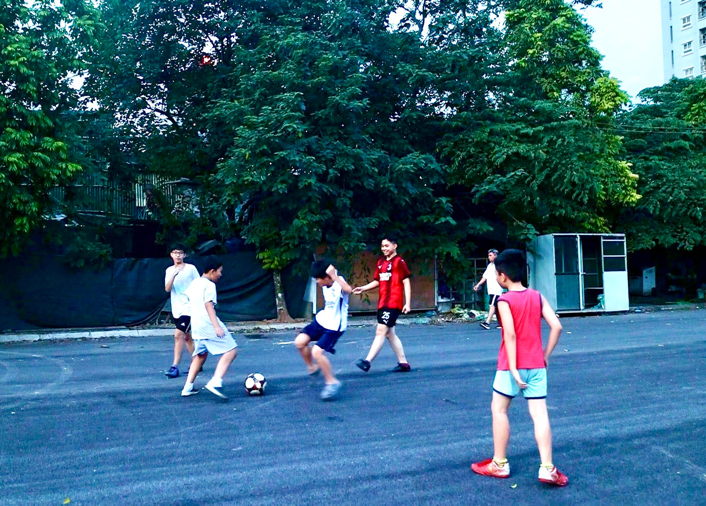 Bạn Thái Hưng ở Yên Hòa cho biết: "Hiện tại nghỉ hè chúng em thiếu địa điểm vui chơi, phải đá bóng ngay đường đi bên ngoài công viên, biết là nguy hiểm nhưng không có lựa chọn khác, mong dự án sớm đưa vào vận hành để có điểm vui chơi, luyện tập thể thao, tập thể dục được an toàn, trong lành".