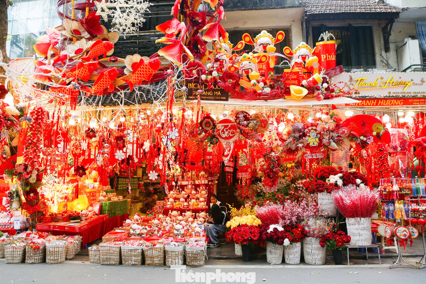 Mỗi dịp Tết đến Xuân về, phố Hàng Mã lại rực rỡ với sắc màu. Thời điểm này, các tiểu thương đều tất bật chuẩn bị hàng hóa cho dịp Tết Ất Tỵ 2025. Mỗi dịp Tết đến Xuân về, phố Hàng Mã lại rực rỡ với sắc màu. Thời điểm này, các tiểu thương đều tất bật chuẩn bị hàng hóa cho dịp Tết Ất Tỵ 2025.