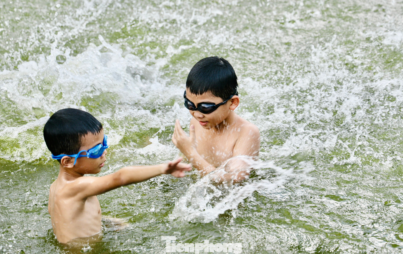 Nước trong bể bơi một tuần được thay 2 lần, nguồn nước lấy từ giếng ngầm, qua bể lắng sau đó mới bơm vào ao. Nước trong bể bơi một tuần được thay 2 lần, nguồn nước lấy từ giếng ngầm, qua bể lắng sau đó mới bơm vào ao.