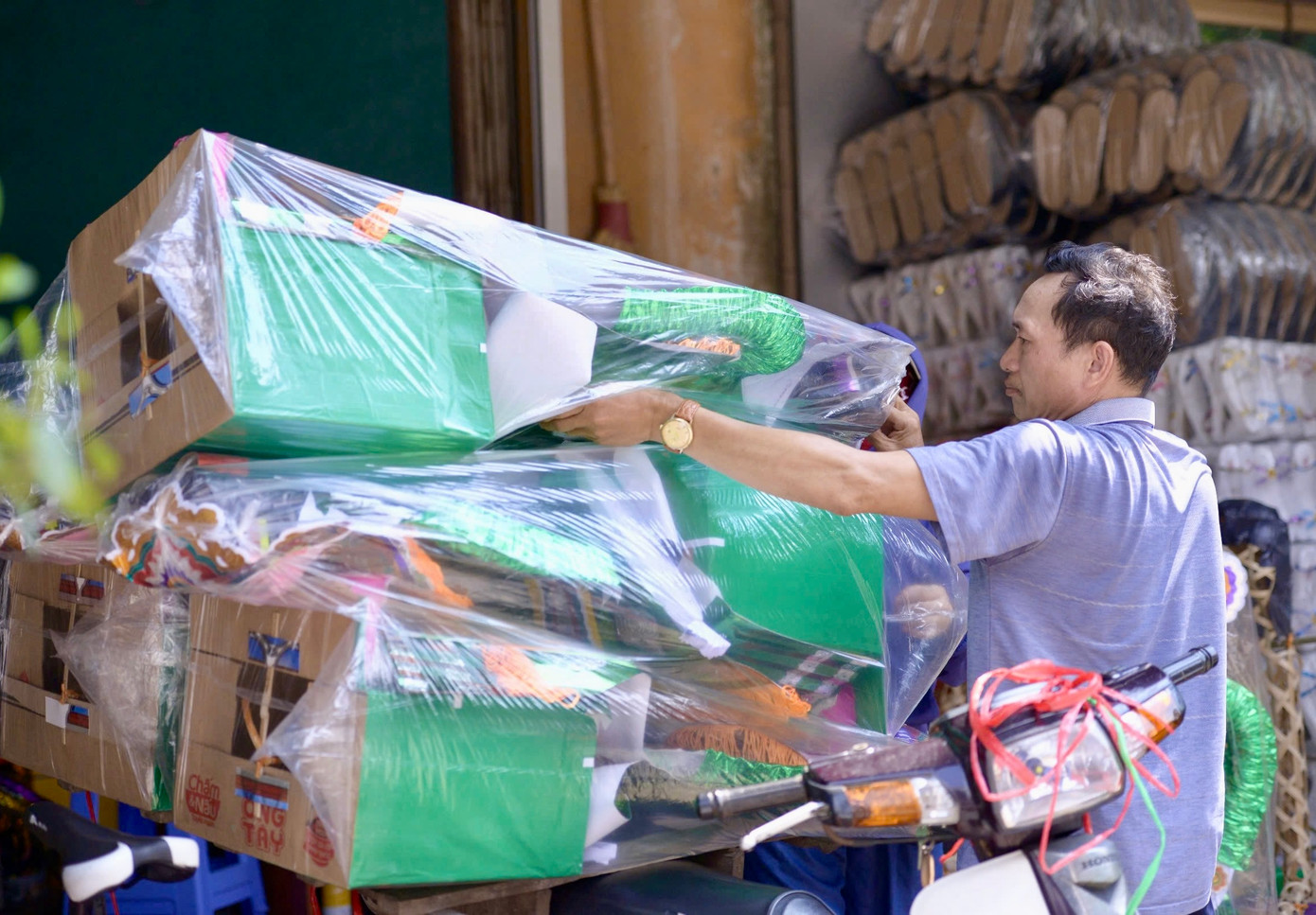 Từ đầu tháng 7 âm lịch, mỗi ngày có hàng trăm xe tải nối đuôi nhau vào làng Song Hồ (huyện Thuận Thành, Bắc Ninh) để nhập hàng vàng mã. Không chỉ nổi tiếng với tranh dân gian Đông Hồ, xã Song Hồ còn được biết tới là thủ phủ sản xuất vàng mã lớn nhất miền Bắc. Từ đầu tháng 7 âm lịch, mỗi ngày có hàng trăm xe tải nối đuôi nhau vào làng Song Hồ (huyện Thuận Thành, Bắc Ninh) để nhập hàng vàng mã. Không chỉ nổi tiếng với tranh dân gian Đông Hồ, xã Song Hồ còn được biết tới là thủ phủ sản xuất vàng mã lớn nhất miền Bắc.