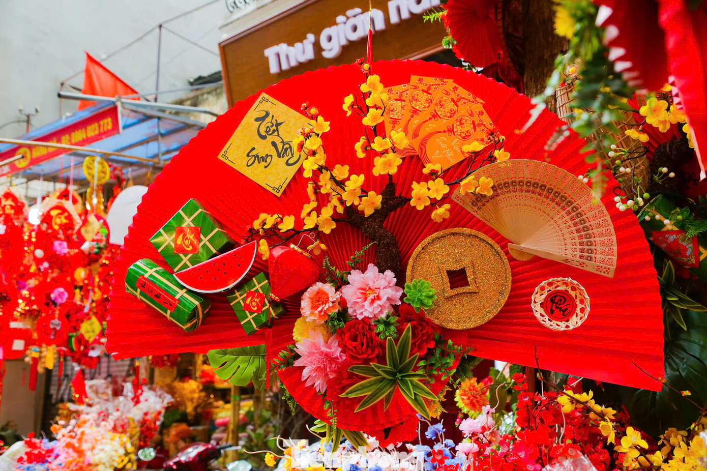 Lời chúc, câu đối đỏ, bánh chưng xanh là những món đồ trang trí không thể thiếu trong ngày Tết cũng được bày bán rất nhiều tại đây. Lời chúc, câu đối đỏ, bánh chưng xanh là những món đồ trang trí không thể thiếu trong ngày Tết cũng được bày bán rất nhiều tại đây.