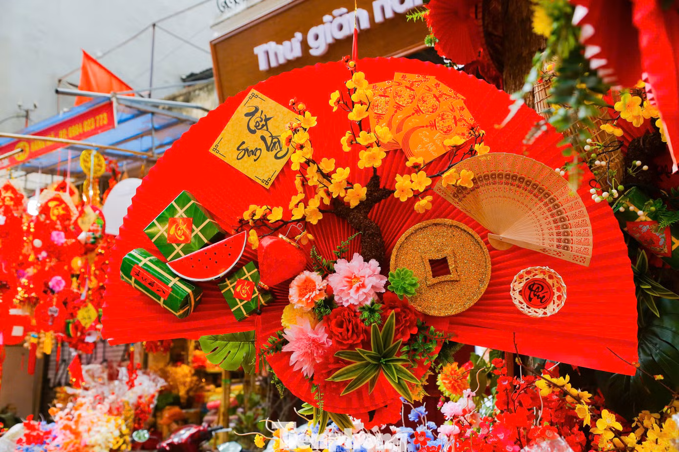 Lời chúc, câu đối đỏ, bánh chưng xanh là những món đồ trang trí không thể thiếu trong ngày Tết cũng được bày bán rất nhiều tại đây.