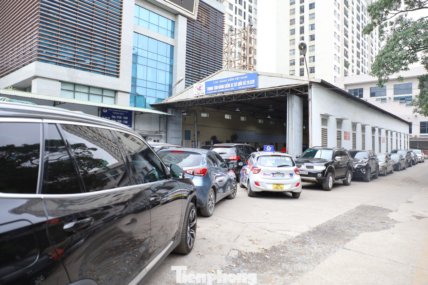 Tại Trung tâm đăng kiểm 2903V Hà Nội, ngay từ sáng sớm, lượng xe chờ đến lượt kiểm định rất đông.