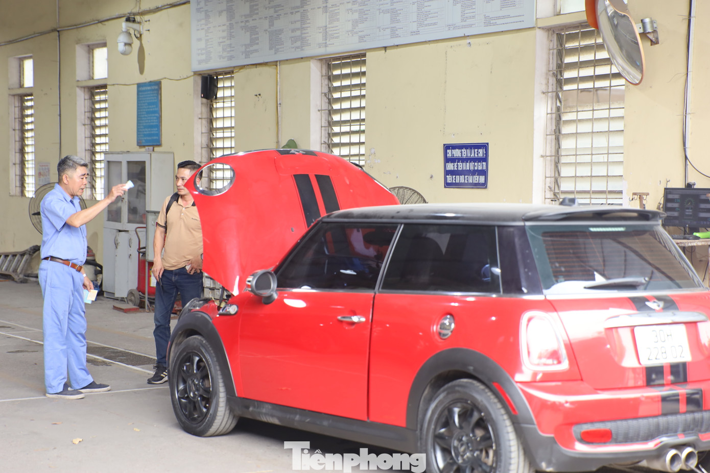 Cũng theo ông Hoan, người dân nên đăng ký lịch hẹn đăng kiểm qua app, tuy nhiên do trung tâm đăng kiểm có diện tích hạn chế, chưa có làn riêng dành cho xe đăng ký lịch hẹn trước nên vẫn nhận thêm phương tiện đăng ký và phát số thứ tự trực tiếp.