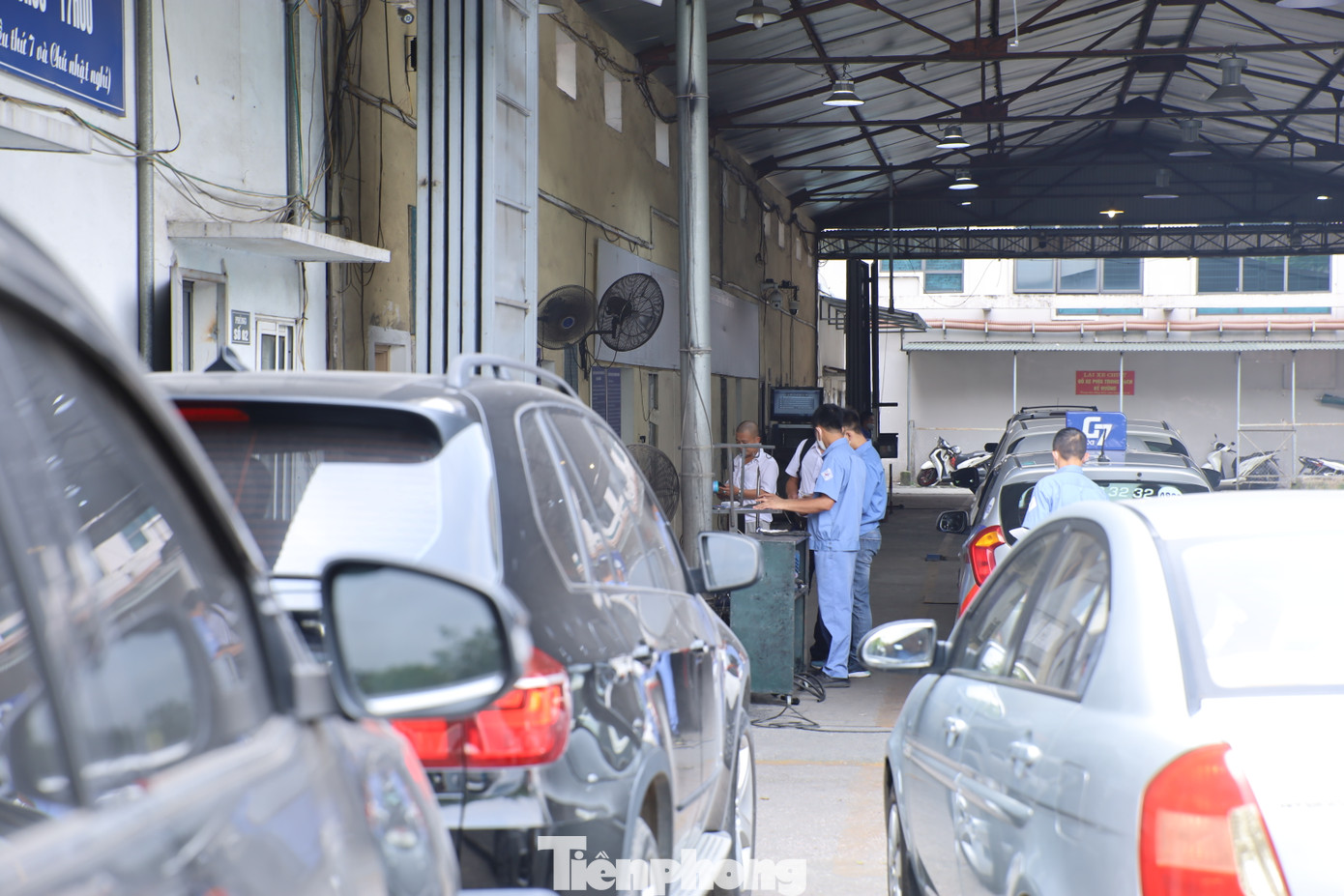 Cũng theo ông Hoan, người dân nên đăng ký lịch hẹn đăng kiểm qua app, tuy nhiên do trung tâm đăng kiểm có diện tích hạn chế, chưa có làn riêng dành cho xe đăng ký lịch hẹn trước nên vẫn nhận thêm phương tiện đăng ký và phát số thứ tự trực tiếp.