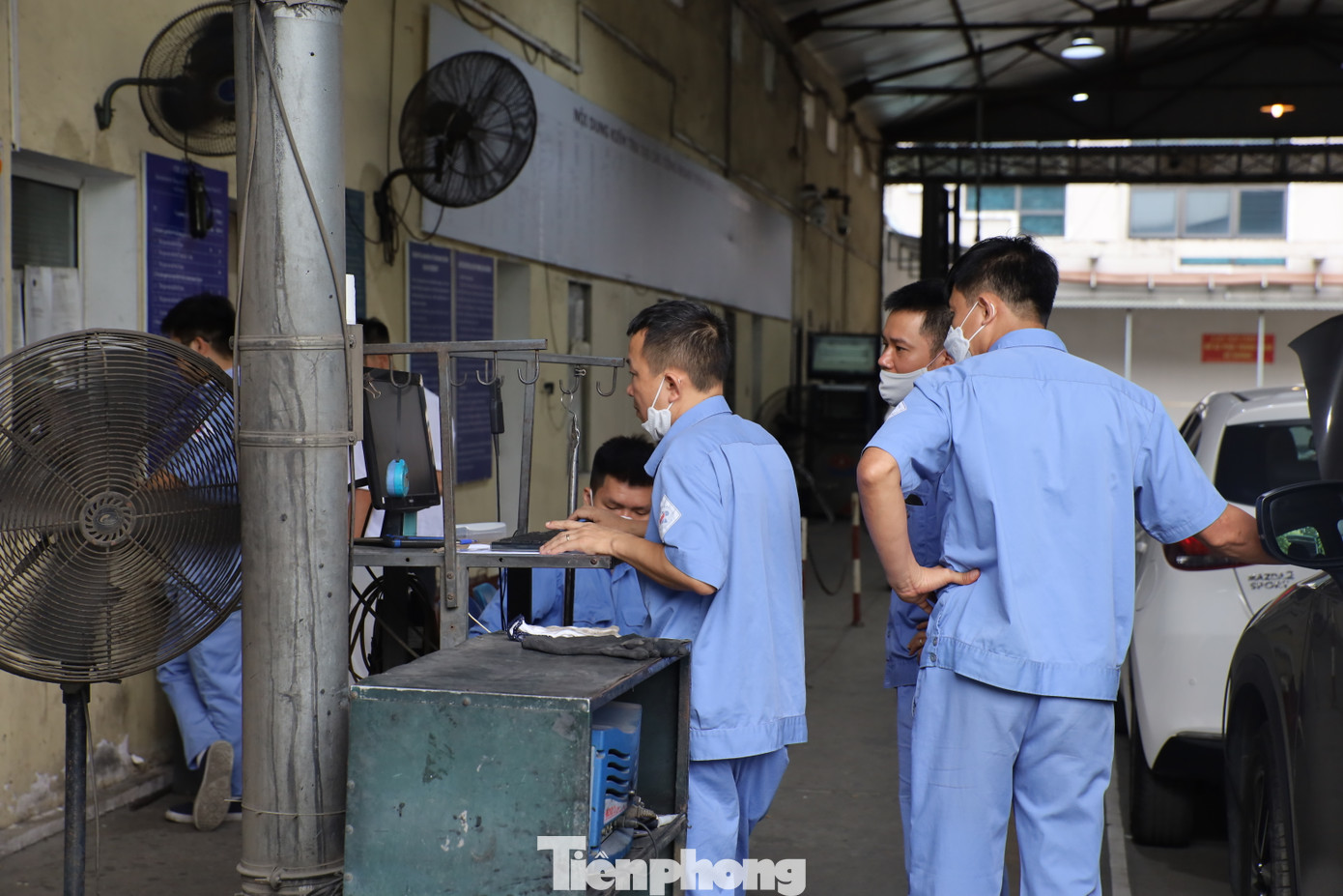 Cũng theo ông Hoan, người dân nên đăng ký lịch hẹn đăng kiểm qua app, tuy nhiên do trung tâm đăng kiểm có diện tích hạn chế, chưa có làn riêng dành cho xe đăng ký lịch hẹn trước nên vẫn nhận thêm phương tiện đăng ký và phát số thứ tự trực tiếp.