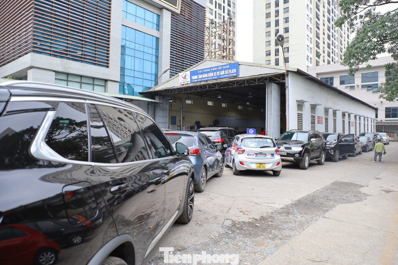 Theo dự báo, trong tháng 5 trên địa bàn thành phố có tới trên 90.000 xe đến thời hạn kiểm định lại. Hiện có 53 dây chuyền kiểm định tại 28 trung tâm đang hoạt động, đăng kiểm của Hà Nội.