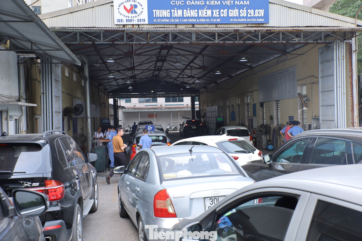 Cũng theo ông Hoan, người dân nên đăng ký lịch hẹn đăng kiểm qua app, tuy nhiên do trung tâm đăng kiểm có diện tích hạn chế, chưa có làn riêng dành cho xe đăng ký lịch hẹn trước nên vẫn nhận thêm phương tiện đăng ký và phát số thứ tự trực tiếp.