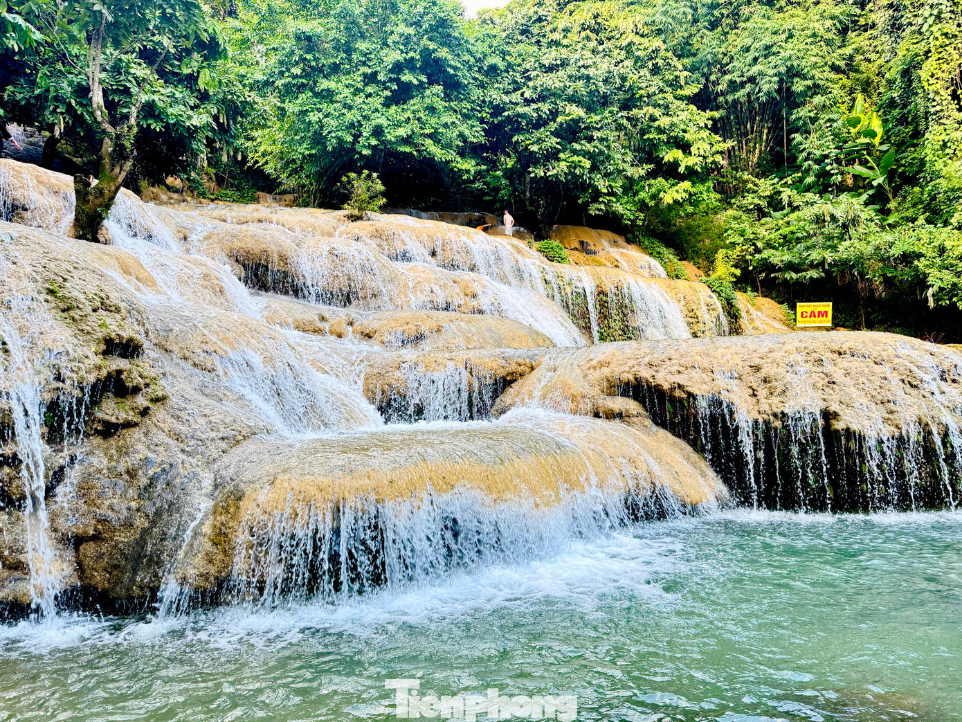 Sau khi đã thỏa thích trầm mình trong làn nước mát lạnh, sảng khoái, du khách có thể tham quan nhiều ngôi nhà sàn truyền thống của dân tộc Mường sống quanh thác Mây, trong đó nhiều ngôi nhà cổ có tuổi đời hàng trăm năm.