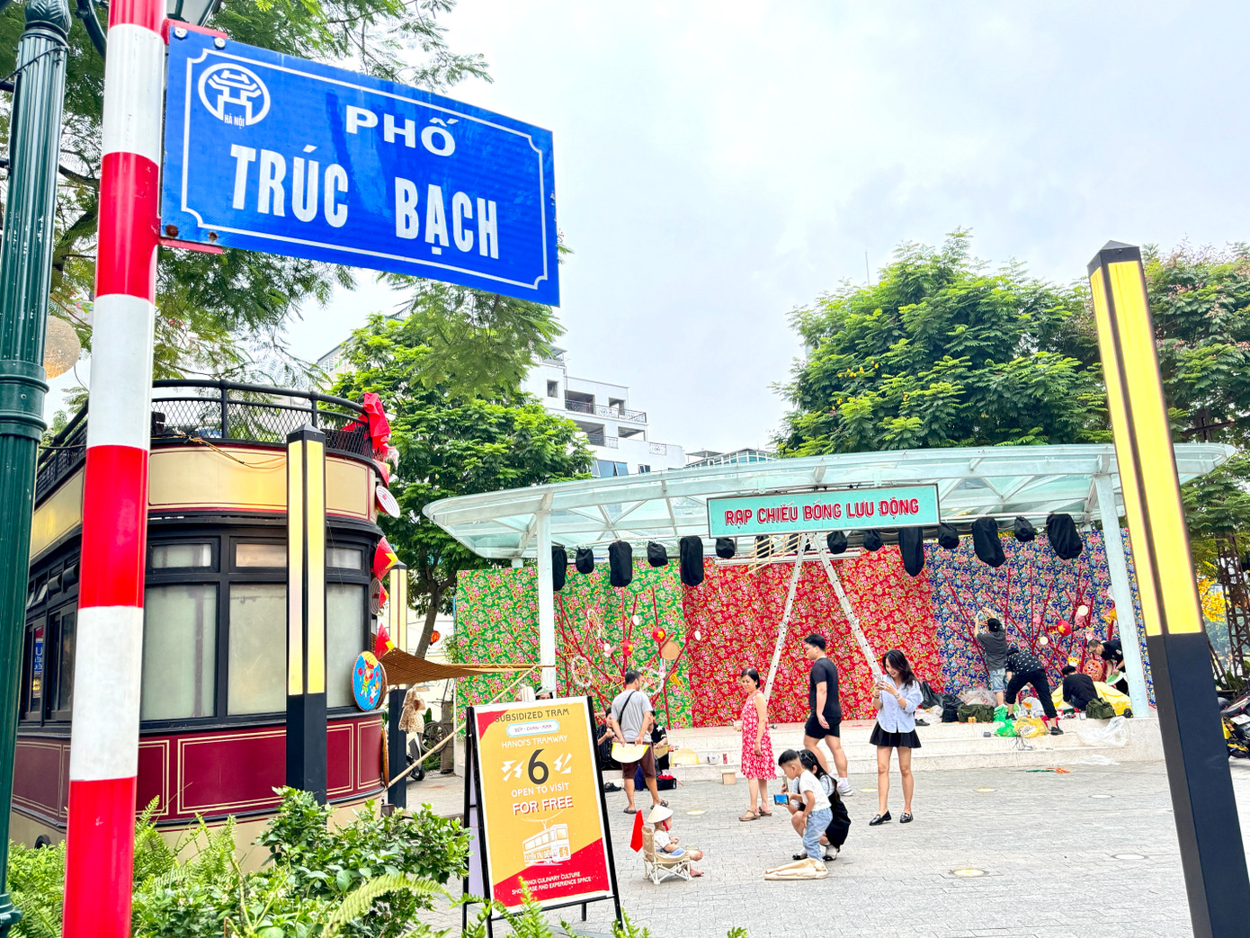 Nằm ngay ngã tư Ngũ Xã - Trúc Bạch, một không gian đặc biệt mang tên "Tuyến tàu điện số 6 - Toa Bao cấp: Bếp - Chạn - Mâm" là điểm đến mang nét hoài cổ. Dự án được kì vọng trở thành điểm check in thu hút du khách mùa thu này. Không gian hoài cổ này gồm 2 tầng. Tầng 1 của toa xe điện là không gian trưng bày các hiện vật xưa cũ như một "bảo tàng thu nhỏ". Tầng 2 là khu vực để du khách thưởng thức ẩm thực và ngắm cảnh. Ngoài ra còn có khu vực sạp báo, đánh cờ... để du khách trải nghiệm.