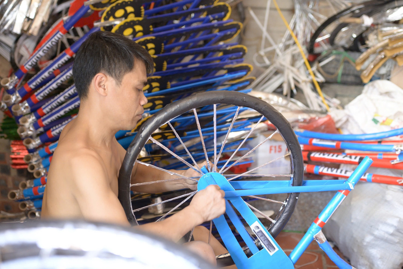 Gia đình chị Vân, chủ một cơ sở sản xuất vàng mã cho hay: "Trần sao âm vậy nên ở đây không thiếu thứ gì, hàng gì cũng có từ biệt thự, iphone đến xe đạp. Những loại hàng độc, lạ thì phải đặt trước, còn hàng thông thường thì luôn có sẵn". Gia đình chị Vân, chủ một cơ sở sản xuất vàng mã cho hay: "Trần sao âm vậy nên ở đây không thiếu thứ gì, hàng gì cũng có từ biệt thự, iphone đến xe đạp. Những loại hàng độc, lạ thì phải đặt trước, còn hàng thông thường thì luôn có sẵn".