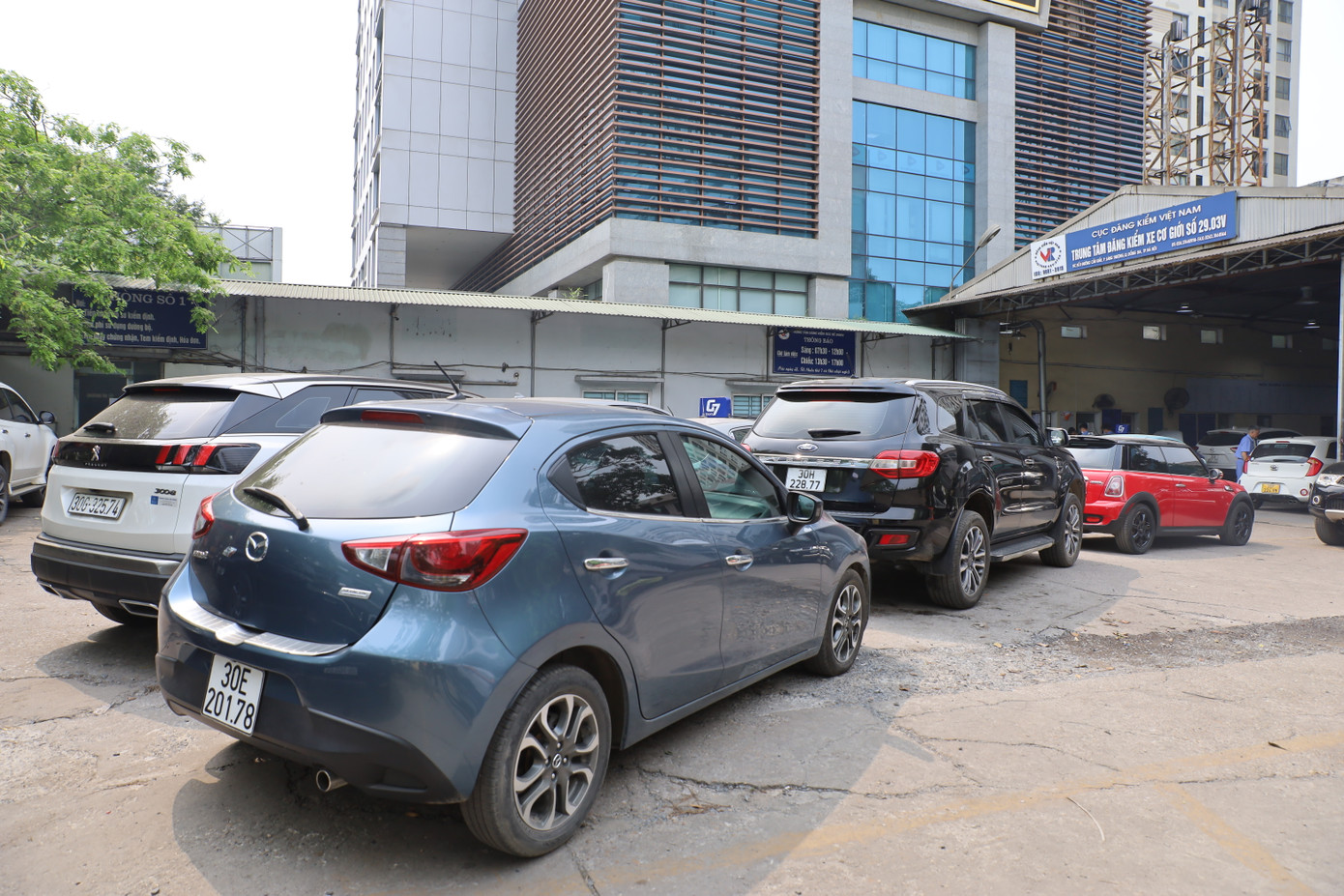 Hai dây chuyền kiểm định của đơn vị đã phải hoạt động hết công suất.