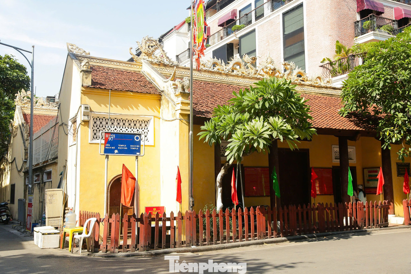 Đền Bạch Mã được xây dựng từ thế kỷ thứ 9, là nơi thờ thần Long Đỗ - vị thần có gốc Hà Nội cổ, ngôi đền trấn giữ phía Đông kinh thành Thăng Long xưa tọa lạc ở địa phận thuộc phường Hà Khẩu, tổng Đông Thọ, huyện Thọ Xương, phủ Hoài Đức, Thăng Long, nay là số 76 phố Hàng Buồm, phường Hàng Buồm, quận Hoàn Kiếm, Hà Nội.