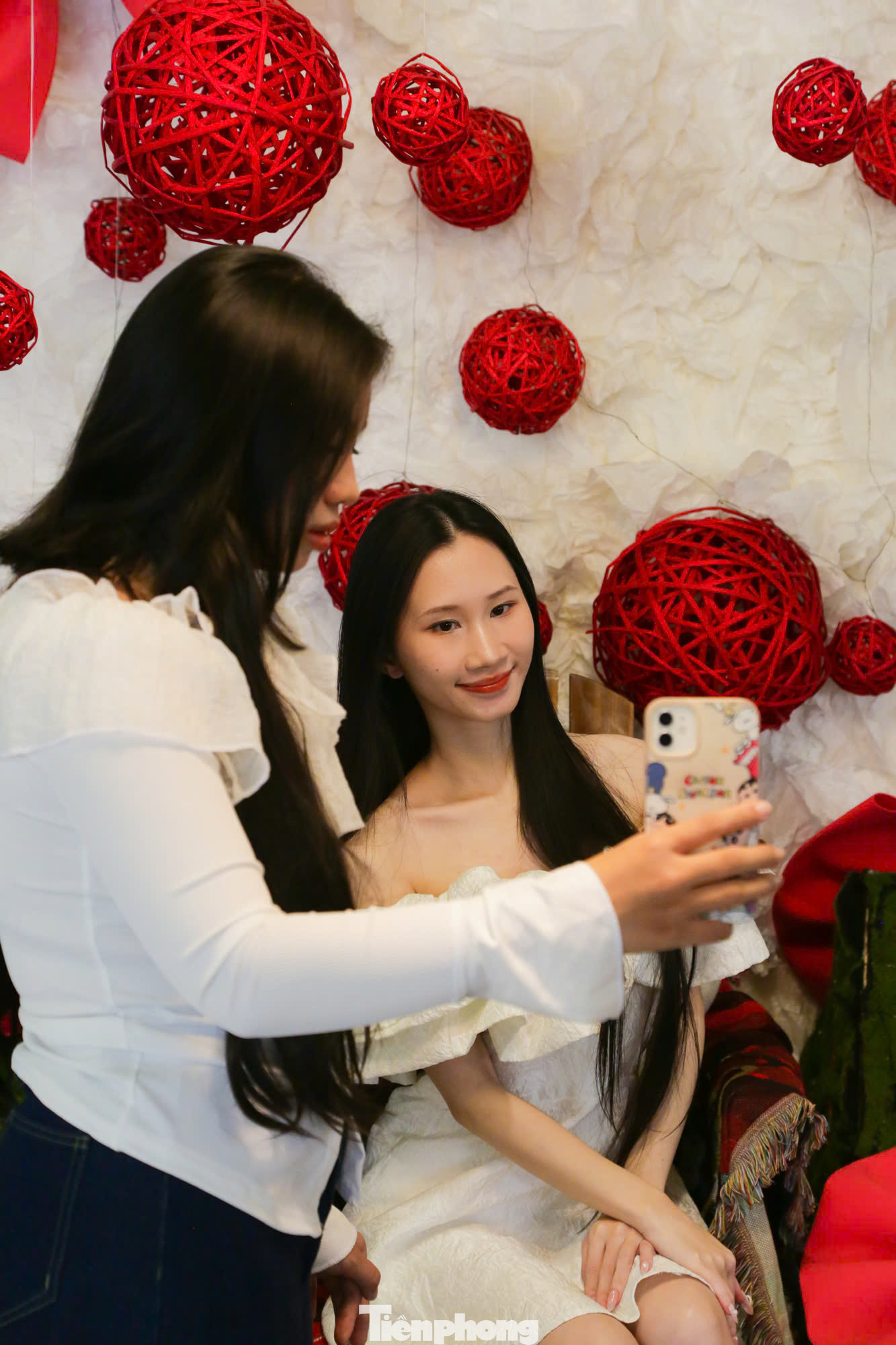 Chủ quán cà phê cho biết lượng khách đến quán vào dịp cuối tuần đông gấp đôi ngày bình thường. “Bắt đầu trang trí Giáng sinh từ đầu tháng 11, quán mở cửa từ 8 giờ sáng đến 22 giờ mỗi ngày và lúc nào cũng đông các bạn trẻ đến chụp ảnh”, chủ quán cà phê này chia sẻ.