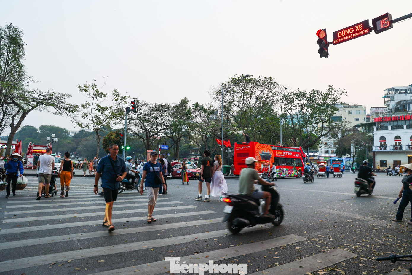 Hệ thống đèn ưu tiên cho người đi bộ tại khu vực trước cửa bưu điện Hà Nội vẫn hoạt động bình thường. Tuy nhiên, khi hệ thống đèn báo hoạt động, dòng xe máy, ô tô vẫn bất chấp lao qua và không nhường đường cho người đi bộ.