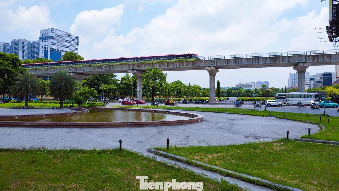 Trong ảnh là đoàn tàu đi đi qua Nhổn (ngã tư Hồ Tùng Mậu - Lê Đức Thọ), hướng về trung tâm Hà Nội.