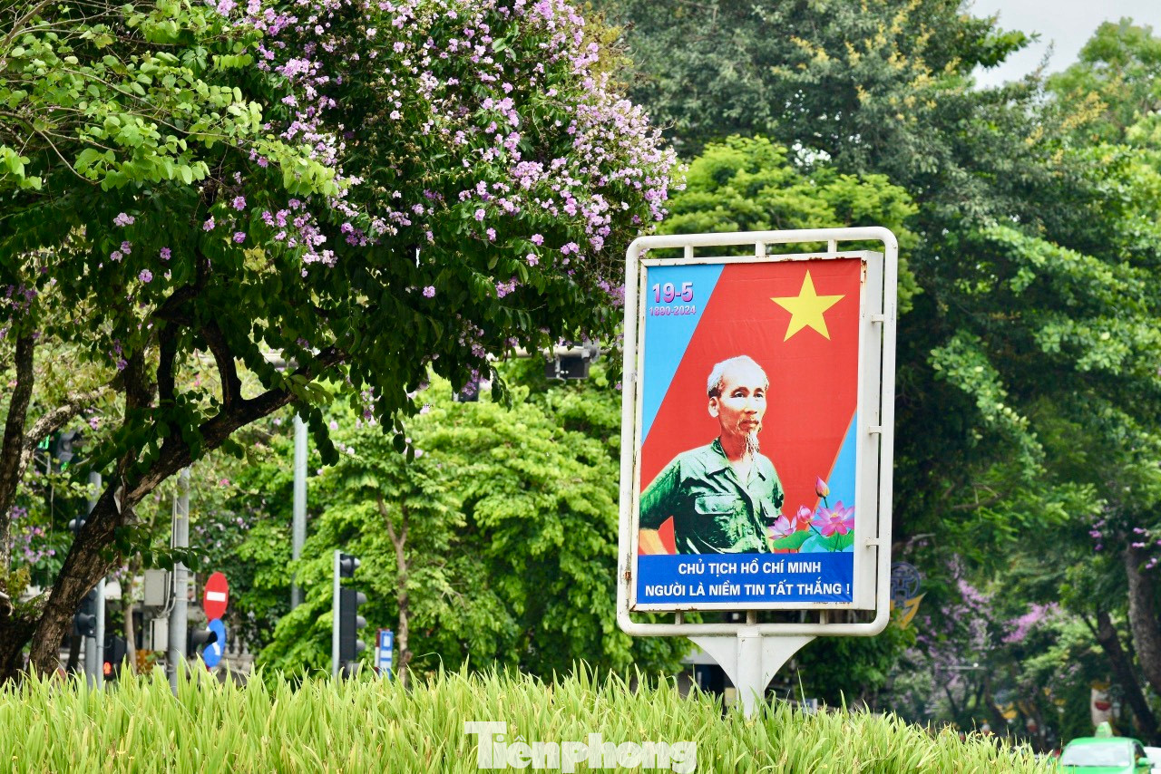 Tấm áp phích khổ lớn với dòng chữ “Chủ tịch Hồ Chí Minh Người là niềm tin tất thắng” đặt trang trọng trên nhiều tuyến phố của Hà Nội.