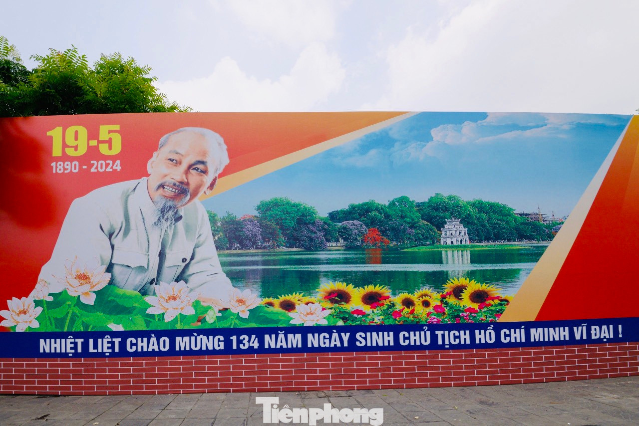 Tấm pano khổ lớn trên các tuyến phố của quận Hà Đông.