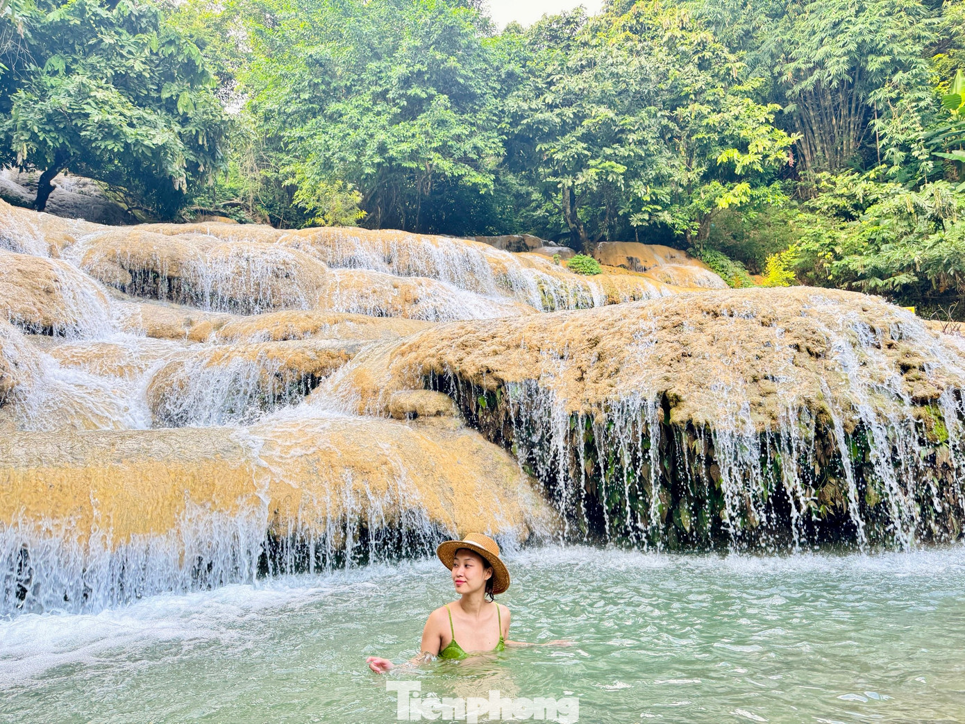 Thác Mây với dòng nước chảy trên thác quanh năm nhưng đẹp nhất là từ tháng 5 đến tháng 10 (âm lịch). Nơi đây có hệ sinh thái phong phú, đa dạng, xanh mướt quanh năm.