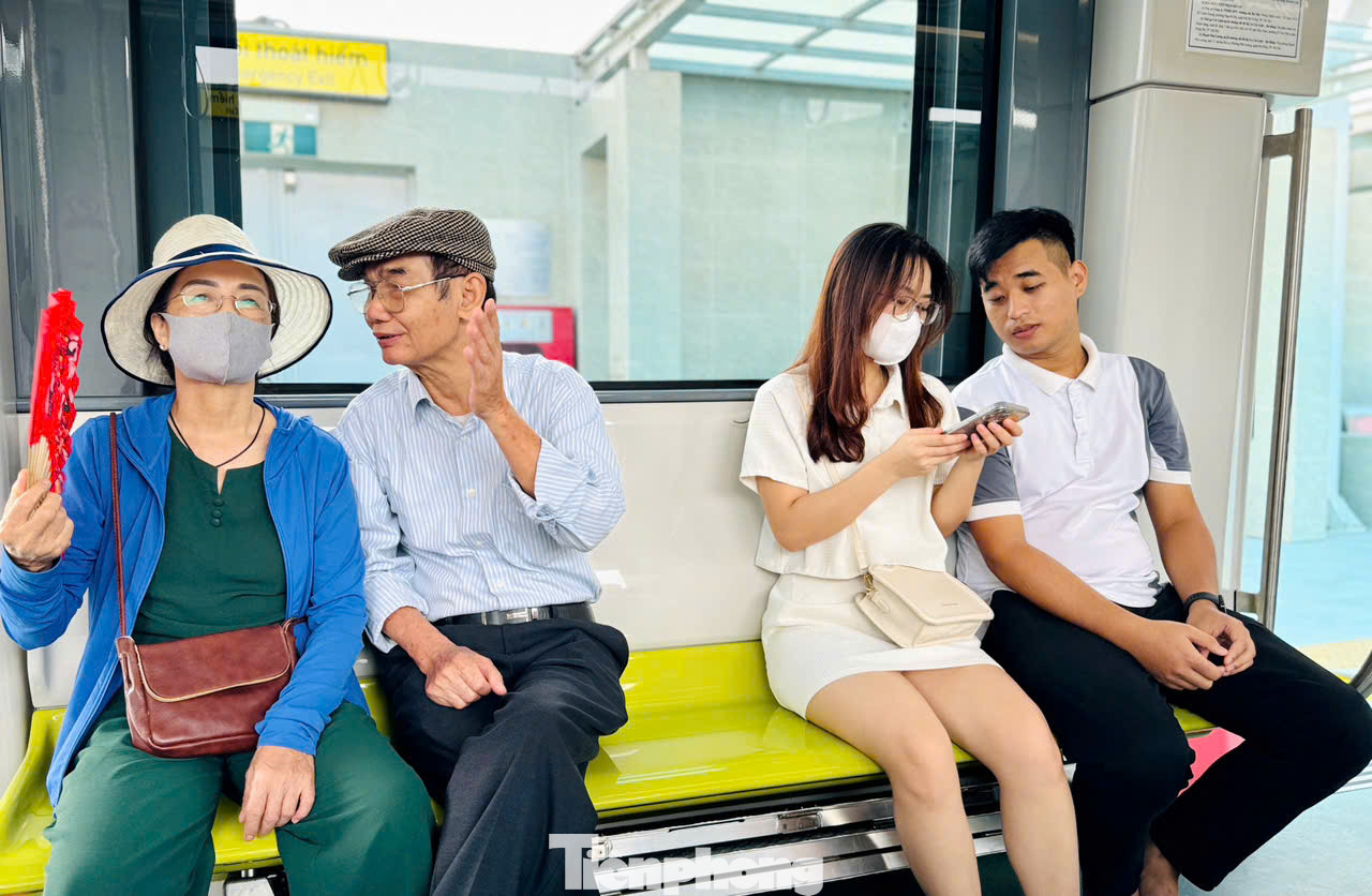 Theo phương án giá vé hiện tại, vé đi một chặng của tuyến là 8.000 đồng/lượt, 12.000 đồng/lượt đi cả tuyến. Vé ngày có giá là 24.000 đồng, có giá trị trong ngày và không hạn chế số lượt di chuyển. Người dân thích thú trải nghiệm hành trình với thời gian di chuyển suốt cả chặng hết 12 phút.