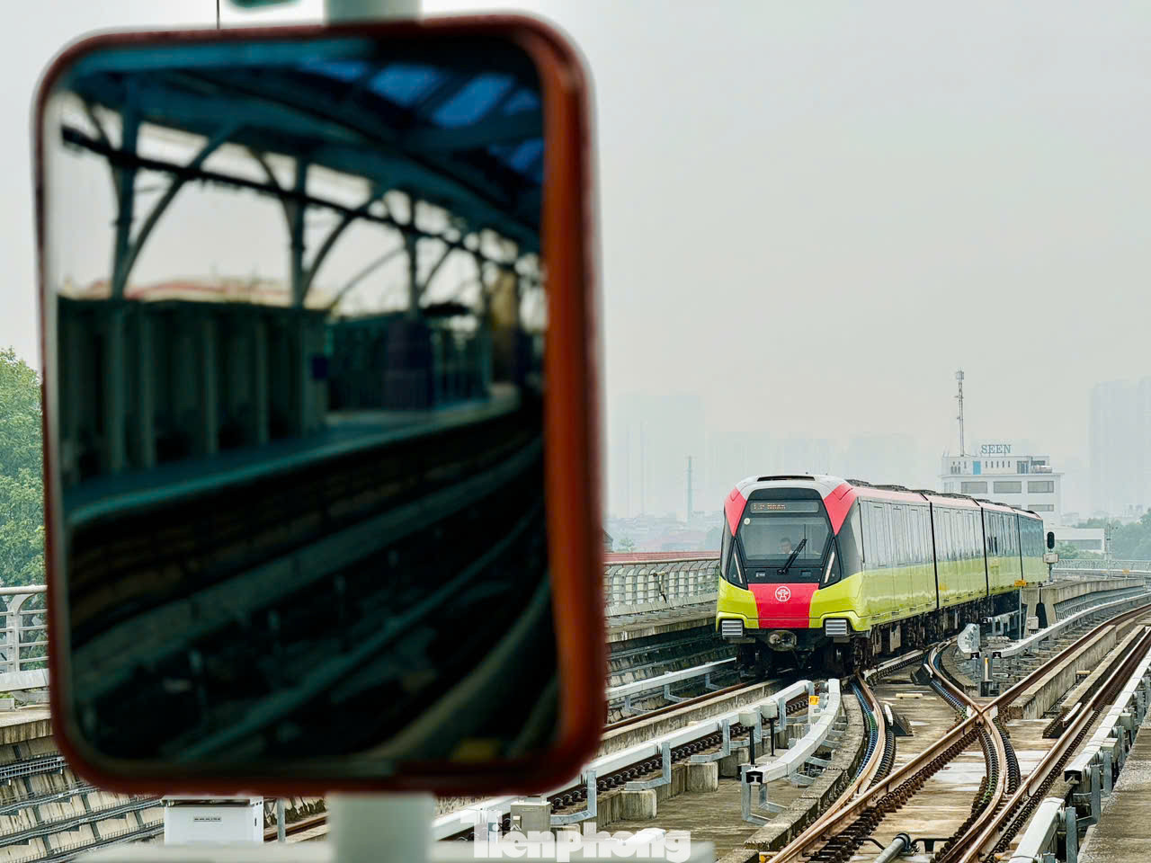 Theo ghi nhận của PV báo Tiền Phong, những toa tàu hầu như kín ghế giờ cao điểm buổi sáng.