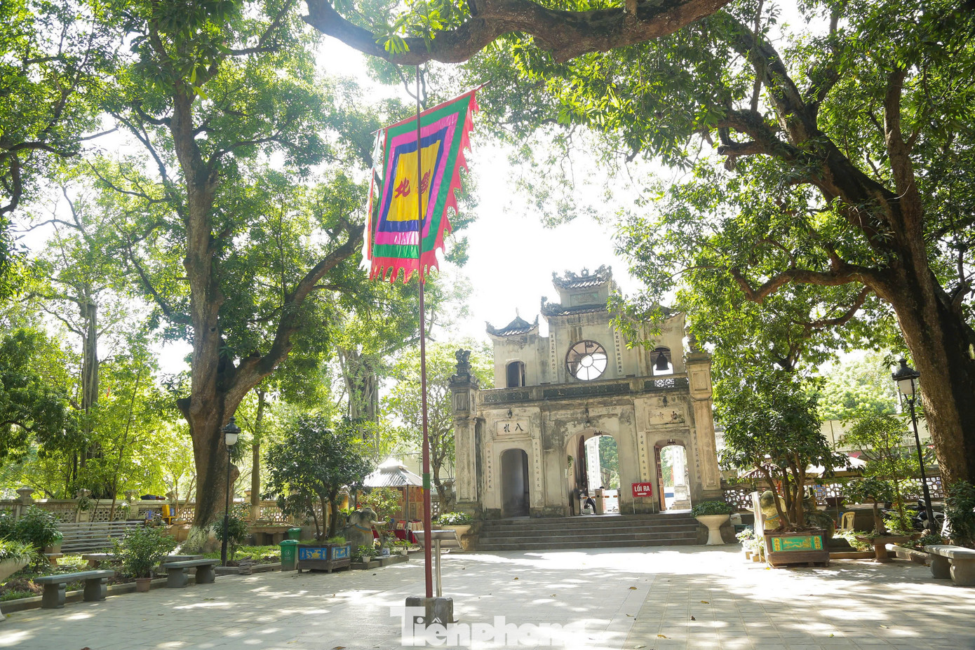 Đền được xây dựng vào năm 1010 dưới triều Vua Lý Thái Tổ.