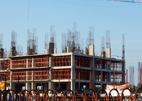 Theo Tiến sĩ Phạm Đỗ Chí, khủng hoảng bất động sản có thể hạ cánh mềm nếu ổn định vĩ mô 3-5 năm, hạ lãi suất xuống dưới 10% và giá nhà đất giảm 30% nữa để giải tỏa hàng tồn. Ảnh: Vũ Lê. Theo Tiến sĩ Phạm Đỗ Chí, khủng hoảng bất động sản có thể hạ cánh mềm nếu ổn định vĩ mô 3-5 năm, hạ lãi suất xuống dưới 10% và giá nhà đất giảm 30% nữa để giải tỏa hàng tồn. Ảnh: Vũ Lê