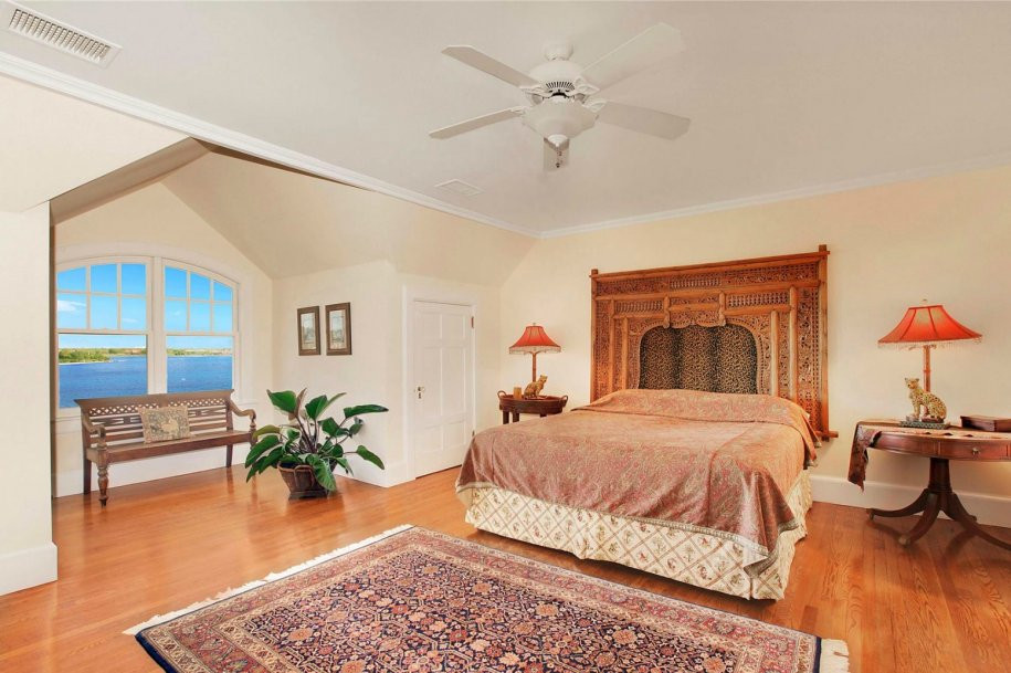 Một phòng ngủ dành cho khách rộng thênh thang, có cửa sổ nhìn ra ngoài vịnh xinh đẹp