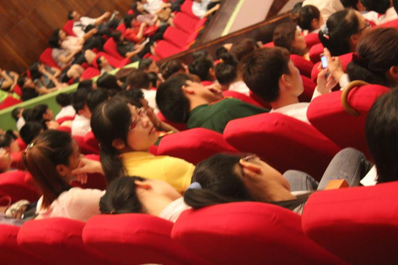 Học sinh nữ cũng... ngủ