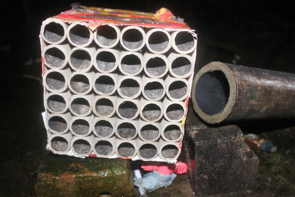 Hai quả pháo vừa được sử dụng. Theo các tay chơi, mỗi quả pháo có giá trên dưới 400.000 đồng, nhưng không khó mua.