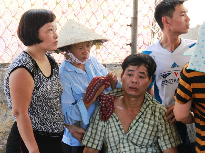 Anh Ma Văn Tính chồng cô giáo Thủy thẫn thờ trước sự mất mát vợ, con trai