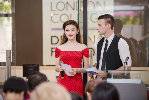 Bản tin Hoa hậu: Fan nam tỏ tình khiến Kỳ Duyên đỏ mặt ảnh 6