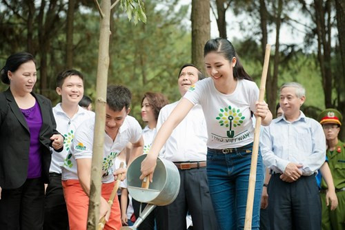 Bản tin Hoa hậu: Fan nam tỏ tình khiến Kỳ Duyên đỏ mặt ảnh 4