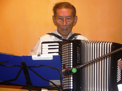 Tuổi cao, nhưng cụ Hao vẫn điêu luyện . Tuổi cao, nhưng cụ Hao vẫn điêu luyện