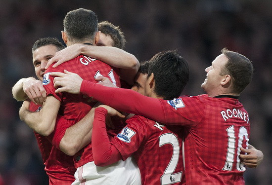 Các đồng đội cùng nhau chia vui