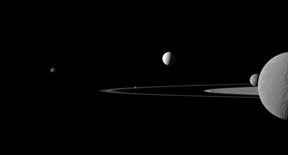 Tàu thăm dò Cassini của Cơ quan vũ trụ Mỹ (NASA) đã chụp lại được hình ảnh 5 vệ tinh của sao Thổ bay gần nhau