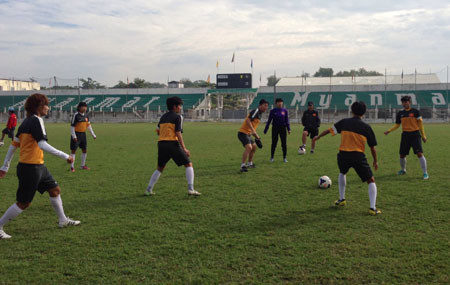 Tuyển nữ Việt Nam tập luyện