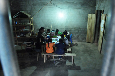 Lớp học của thầy giáo dạy chữ đặc biệt này không có giờ cố định, cứ sau mỗi giờ tan học ở trường, các em học sinh có thể đến bất kỳ lúc nào và học bao lâu ở nhà anh tùy thích